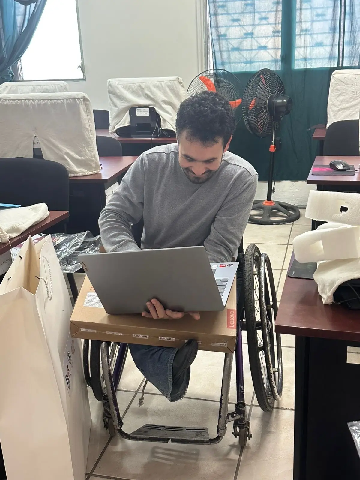 Becarios recibiendo computadoras gracias al apoyo de aliados